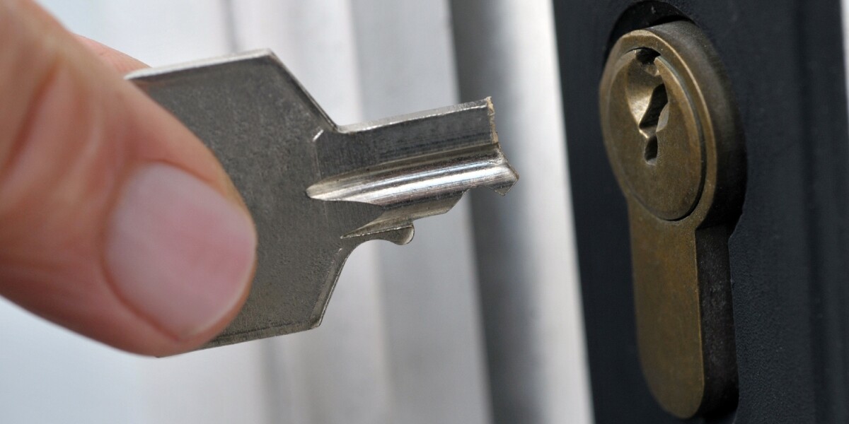 Cómo sacar una llave rota de una cerradura